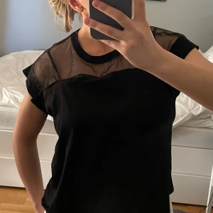 As cool t-shit  - Super snygg t-shirt från Zara med mesh detalj i strl S 🖤Knappt använd. (Säljer för högst 50 kr då jag vill bli av med allt)