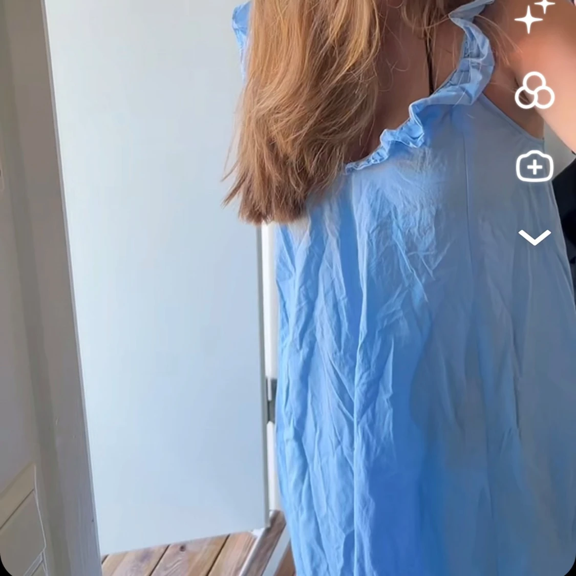 Ljusblå lång klänning med volang