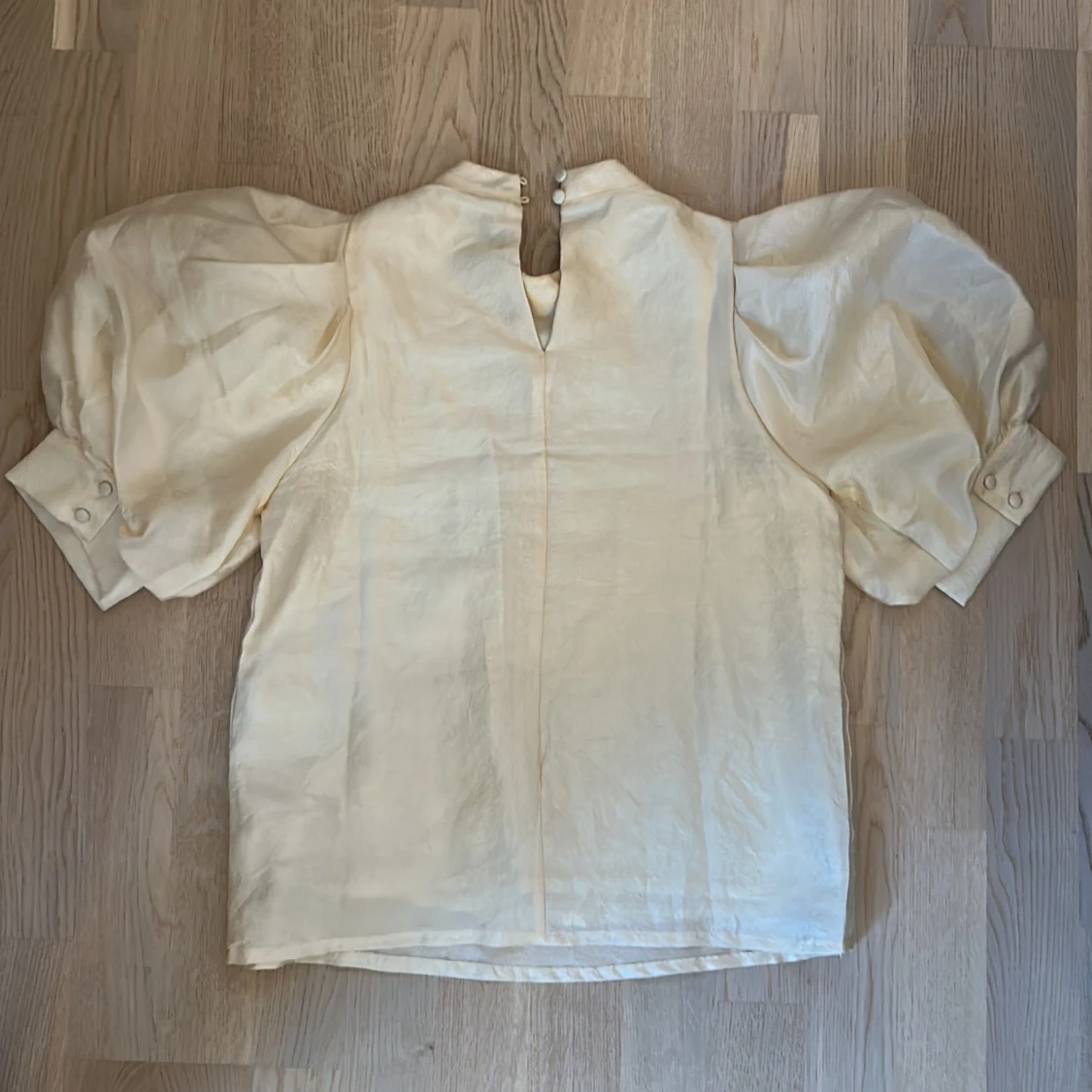 Krämvit blus med puffärmar från PIECES - 1