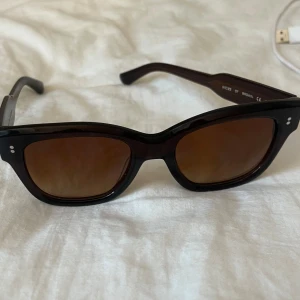 chimi solglasögon  - säljer mina bruna chimi solglasögon då ja köpte ett par andra som ja gillar mer. inte alls mycket använda 