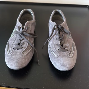 Grå mockasneakers från Hogan, storlek 38💕💕 - Säljer ett par super snygga, gråa sneakers från Hogan! Om du är intresserad eller har förslag på pris meddela gärna mig!💗