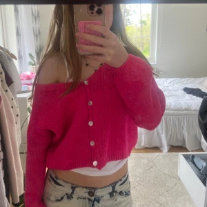 Rosa stickad kofta - Jättesöt rosa stickad kofta i mycket bra skick!💕