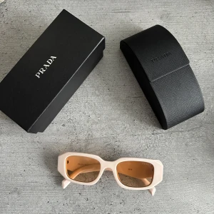 Solglasögon  - Helt ny