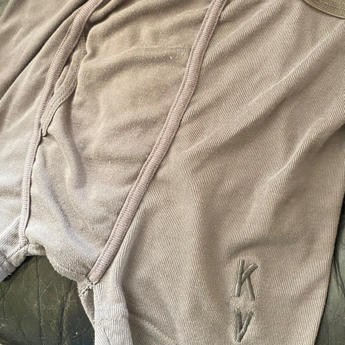 Beige mjukisbyxor med gula sömmar från KV - 4