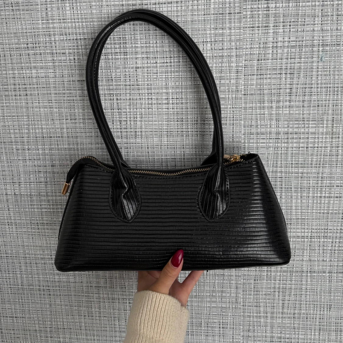 Svart axelväska med struktur - 1