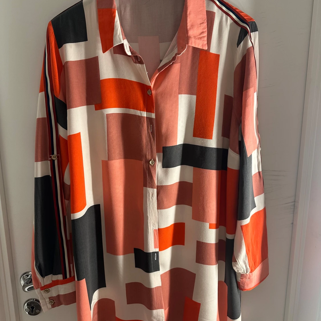 Färgstark mönstrad skjorta med knappar - 1