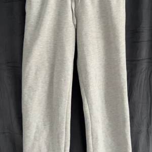 Gråa mjukis - Jag säljer ett par jättefina gråa mjukis från Gina. Använd fåtal gånger💗