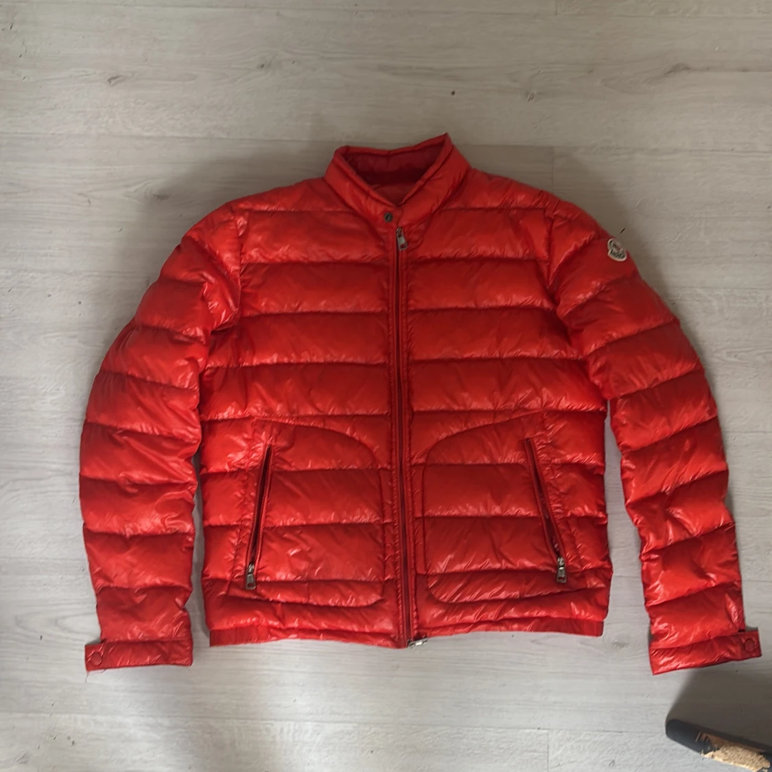 Röd dunjacka från Moncler