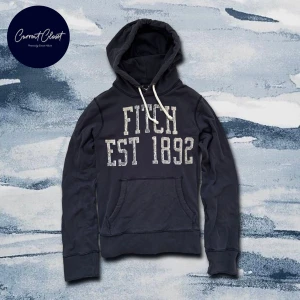 Mörkblå hoodie Abercrombie & Fitch - Snygg mörkblå hoodie från Abercrombie & Fitch med stor vit text 'FITCH EST 1892' framtill | Size S | Vintage och små slitningar förekommer | Svår att få tag på