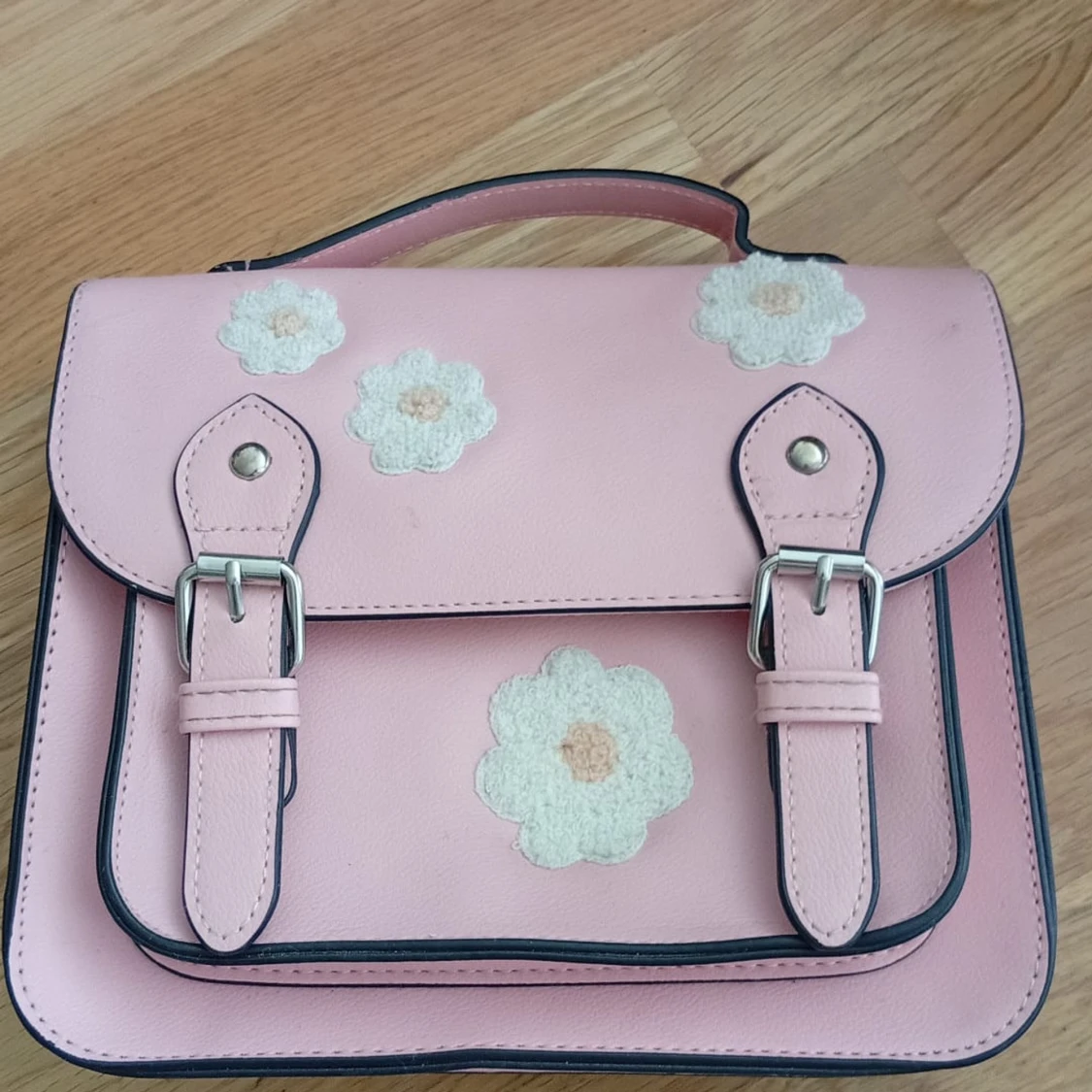 Rosa handväska med blommor