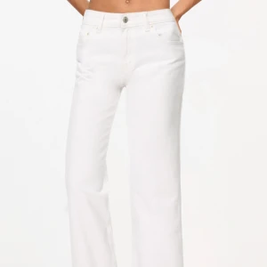 Vita raka mig waist jeans - Snygga vita jeans som nästan är slutsålda på hemsida. Andvända max 1 gång