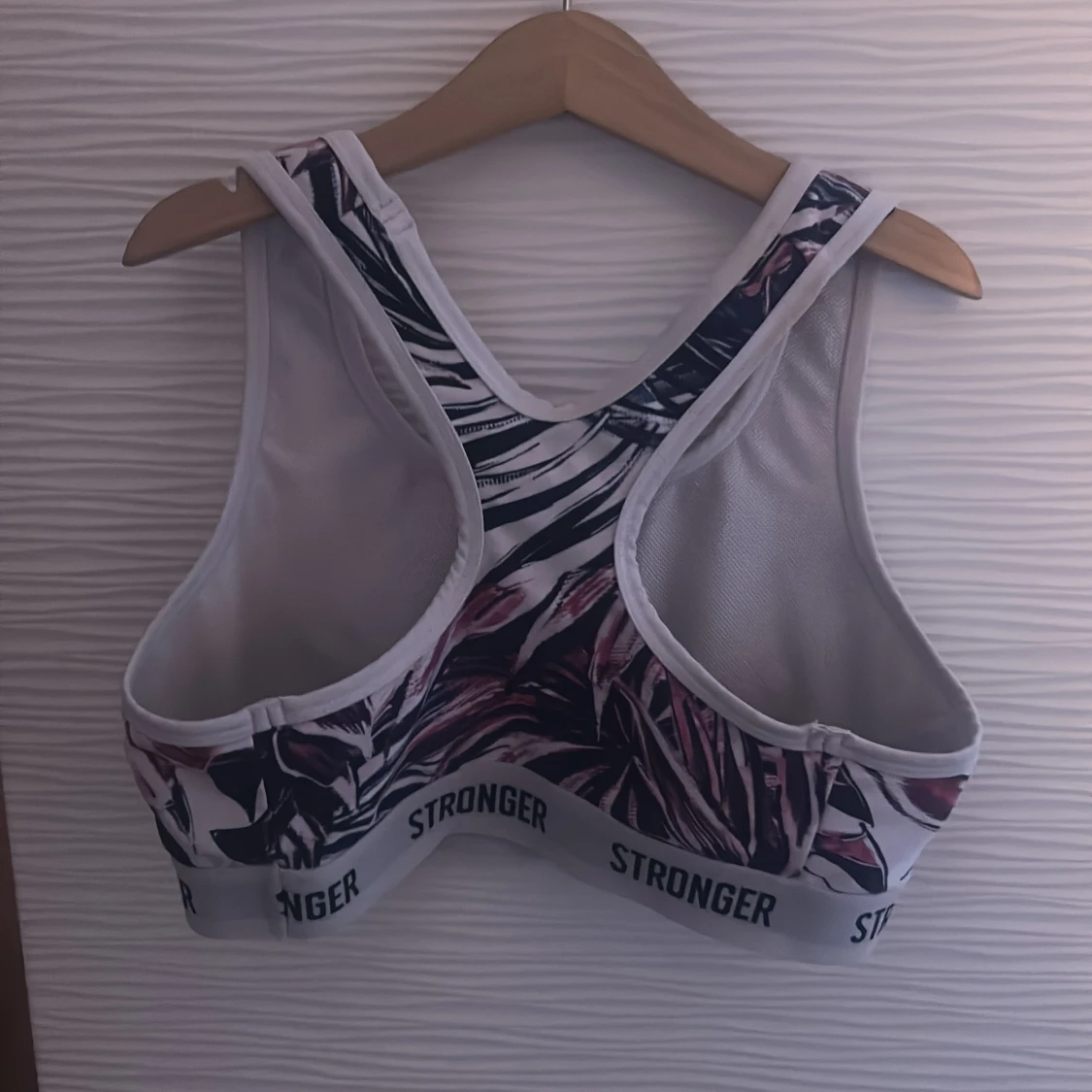 Blommig sporttopp från Stronger - 1