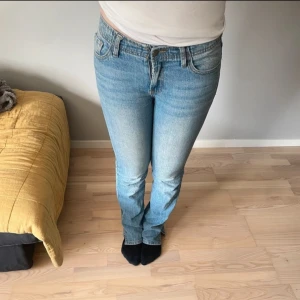 Ljusblå bootcut jeans - Snygga ljusblå jeans med klassisk bootcut passform och normal midja. Jeansen har fem fickor, dragkedja och knapp framtill. Skriv för mått, frågor eller prisförslag.