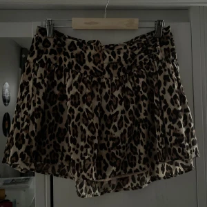 Leopardmönstrad kortkjol - Gina tricot - Säljer en snygg kortkjol med leopardmönster i beige och bruna toner. Storlek 170 från Gina Young😋😋 mycket bra skick!