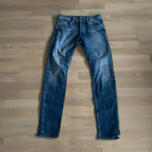 Jack&Jones jeans - Säljer ett par jeans i den efterfrågade modellen slimfit/glenn i storleken 29/32. Detta paret jeans är extremt stilrent och passar till allt.                                                                                   Kontakta vid minsta fundering 