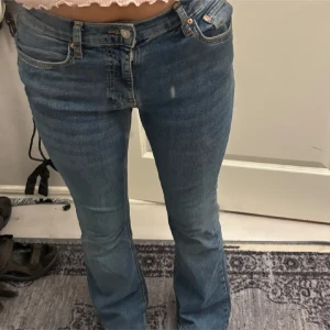 Blå Jeans - Vanliga jeans som inte ändväns knappt andvända 