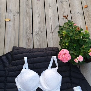 Vit spets-bh med justerbara band 85D  - Säljer en vit bh med vacker spetsdetalj och justerbara axelband. Bh:n har vadderade kupor och fina spetsmönster över hela framsidan. Perfekt för dig som vill ha något både snyggt och bekvämt under kläderna.