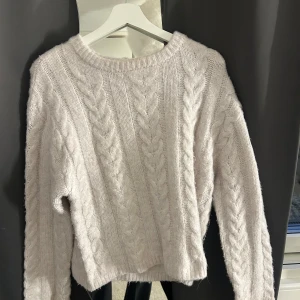Stickad tröja  - Benvit/ beige stickad tröja med mönster från Lager 157. Sällan använd, superskön och varm