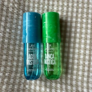Sol de Janeiro Parfym Duo - Två limited edition body mists från Sol de Janeiro: Agua Mística i blå plastflaska och Danca Mística i grön plastflaska. Perfekta för dig som gillar fräscha och tropiska dofter. 🥰