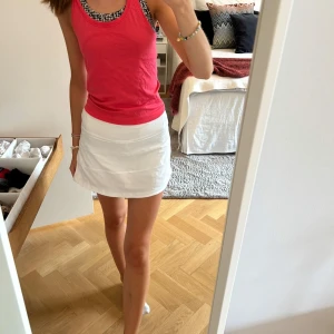 Tennis kjol Lululemon  - Vit tennis kjol grå Lululemon i strl 2 (passar en xs) med inbyggda shorts!🩷 så så fin!! Inte alls genomskinlig🥰trendig, supersöt och cool!🙌🏻🩷