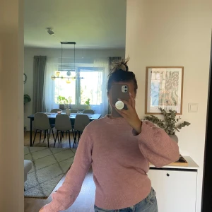 Ljusrosa stickad tröja - S - Supermysig ljusrosa stickad tröja med rund hals och långa ärmar från nakd i storlek S. Tröjan har en relaxed passform och ribbade muddar vid ärmslut och nederkant.