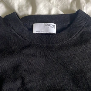 Svart merinoullströja från Selected Homme - Bara använd en gång, därför i nyskick. Fraktar samma dag 💯En svart, klassisk långärmad tröja från Selected Homme i mjuk merinoull. Tröjan har rund halsringning och en clean, stilren look som funkar till allt. Perfekt för dig som gillar minimalistisk stil och vill ha något som är både bekvämt och snyggt. 