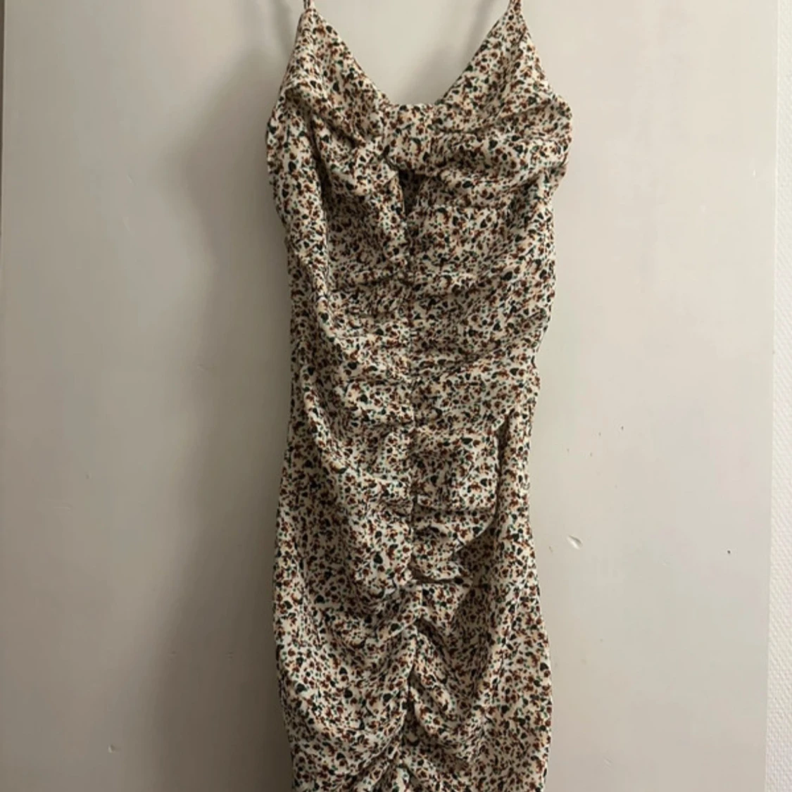 Blommig omlottklänning med volang