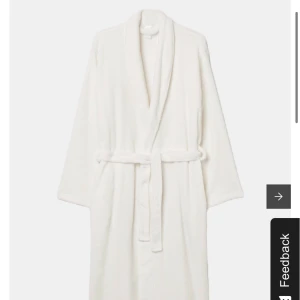 Åhlens morgonrock - En morgonrock i fleece från Åhlens som är helt oanvänd och i nytt skick. Det är storlek S-M och den är vit