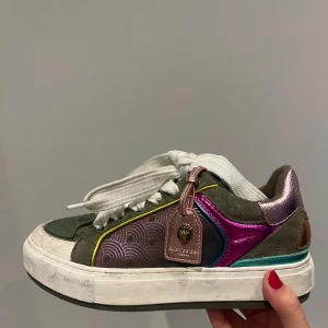Färgglada sneakers från Kurt Geiger - Fina coola Kurt Geiger sneakers! Använda ett fåtal gånger och går att göra rent sulan mer😅😅skulle säga att de är ganska små i storleken, jag har vanligtvis 39 i skor men köpte dessa i 40🔥😍😍