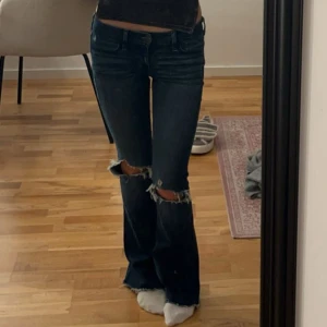 Lågmidjade jeans - Supersnygga Lågmidjade jeans från hollister midjemåttet är 33cm och innerbenslängd 79cm❤️