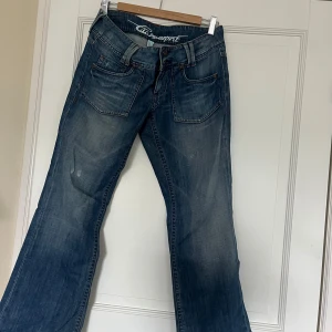 EDC by Esprit blå bootcut jeans 29/34 - Snygga blå jeans från EDC by Esprit i bootcut-modell. 