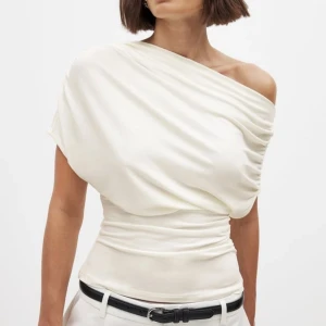 Fin off shoulder topp - Off shoulder topp från Nakd, helt ny med prislapp kvar! Nypris 350kr