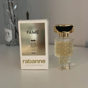 rabanne Fame intense - Säljer min Fame parfym från rabanne då jag inte tycker doften passar mig! Den är köp på kicks för några månader sedan och är endast använd få gånger! Skriv för bild på noterna i doften eller skriv vid frågor! Köptes för 910kr💕 pris går att diskutera!!!!!