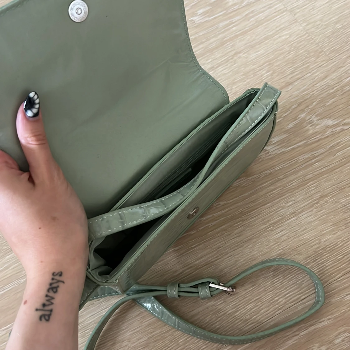 Grön axelväska i krokopräglat syntet - 2