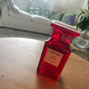 Tom Ford Lost Cherry parfym 100ml - Doften är känd för sina söta och fruktiga körsbärstoner och exklusiva känsla. Ca 95% kvar i flaskan❤️