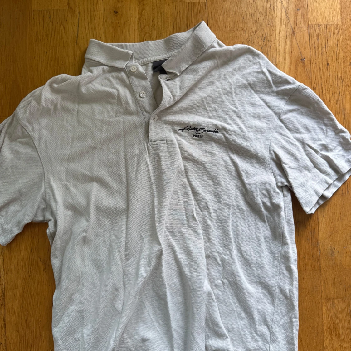 Vit pikétröja från Riston Ensemble