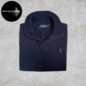 Ralph Lauren tröja - Marinblå tröja från Polo Ralph Lauren med ribbad sjalkrage och knappar. Varsamt använda utan några hål, fläckar, revor eller andra defekter.            ~                                                                             Nypris cirka 1300 kr | Vårat pris 549 kr. Hör av dig om du vill ha mått eller har andra frågor. Följare får rabatt- så följ!