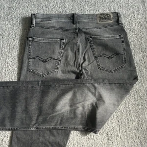 Replay gråa jeans - Snygga replay jeans. Aldrig använda. Rak passform. Skulle säga att de passar runt 165.