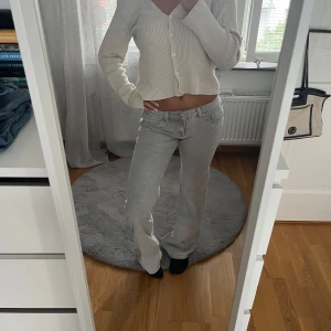 Ljusgrå utsvängda jeans HM - Säljer ett par ljusgrå jeans med utavängd passform och låg midja från HM divided. De har aldrig vart använda bara provade. 