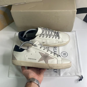 Golden Goose Skor - Tja, säljer dessa Golden Goose skor i 9.5/10 skick, använd i 3 månader, nypris ca 5500kr säljer för endast 2199kr, du får med en dustbag, vid frågor eller funderingar skicka Pm 📩// Mvh HamWear
