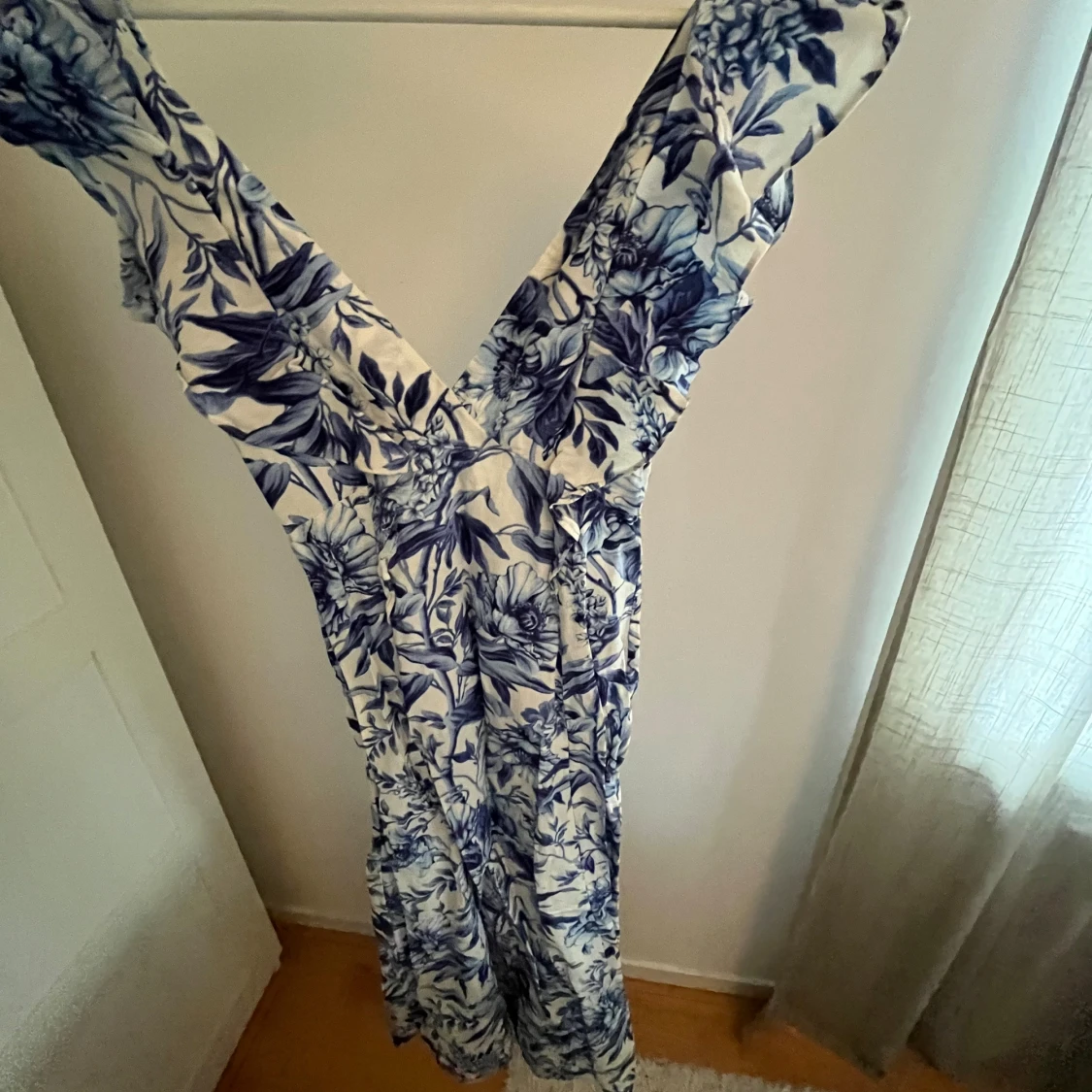 Blommig långklänning med volang - 2