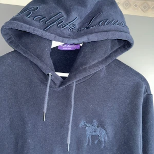 Ralph Lauren Purple Label Hoodie - Köp sker privat! Mycket fint skick, inga defekter. Storlek 48/S passar dig som är mellan 175-185cm. Nypris ca 6000-8000kr, går inte att köpa i Sverige så otroligt ovanlig. Modellen är 185 cm, 79 kg. Passar bra nu till sen sommar/höst. Skriv för mer information!🤝