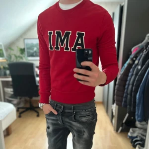 Ami Paris - Mycket fint skick, felfri! Storlek S passar dig som är mellan 173-183cm. Nypris ca 3000kr. Modellen är 185 cm, 79 kg. Skriv för mer information!🤝