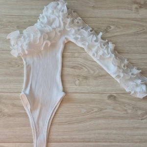 Zara volang body - Så snygg volang body från Zara😍skriv för fler frågor eller bilder!