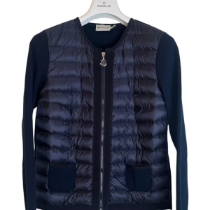 Moncler cardigan tjej  - Moncler cardigan dam. Storlek M passar även en S då de sitter lite mindre, super fint skick som ny!. Pris 2990kr finns att köpa på våran hemsida, Fashionels.com 