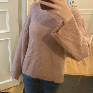 Ljusrosa stickad tröja från 157 - Supermysig ljusrosa stickad tröja från Lager 157 med rund hals och breda ärmar. Tröjan är i storlek S säljer för att jag inte längre har på mig den ! 🤗