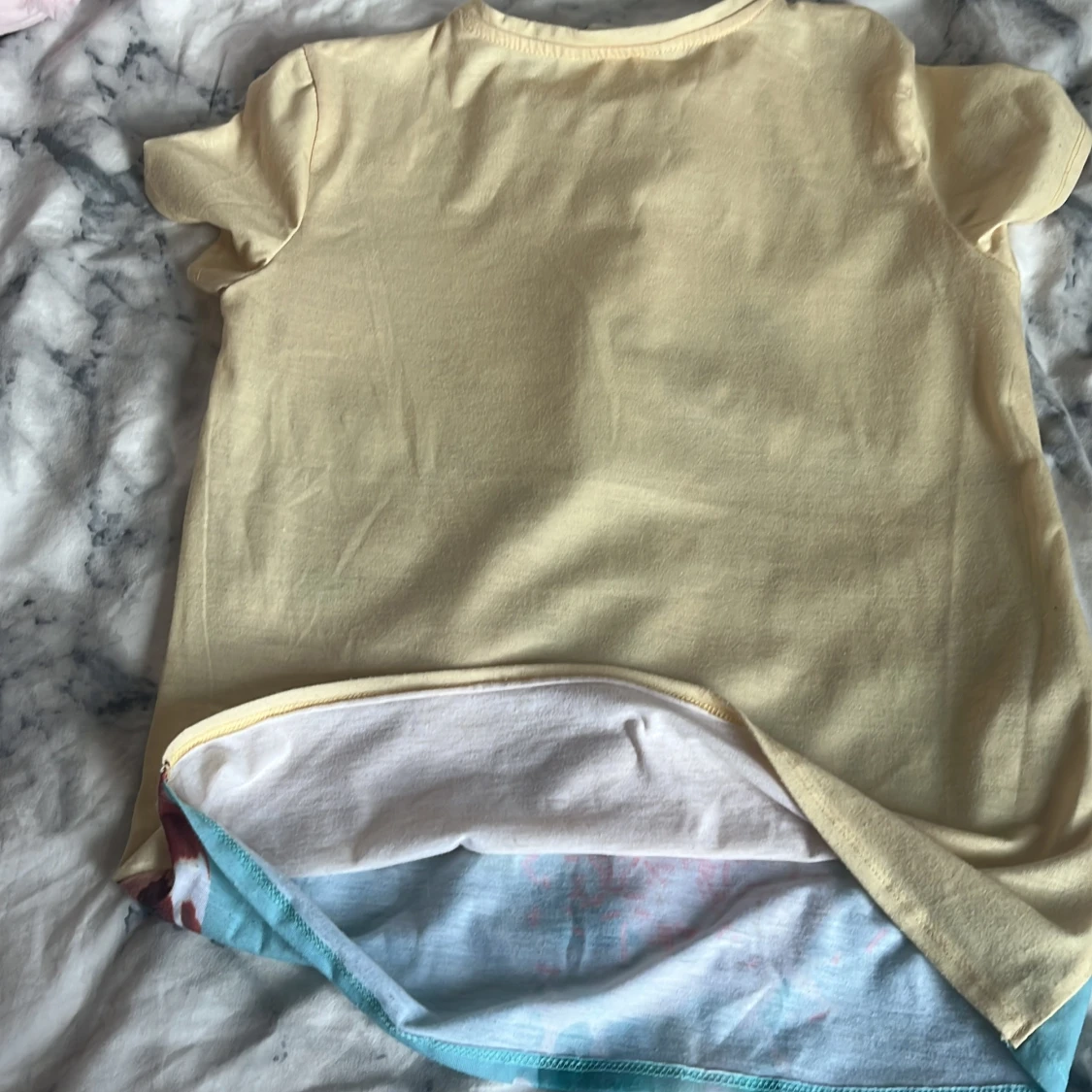 Gul t-shirt med girafftryck - 3