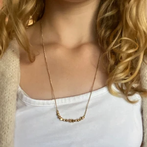 Guldigt halsband - Jättefint halsband som jag köpt på Sellpy💕