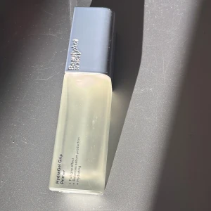 BeautyAct HydraGel Grip Primer - HydraGel Grip Primer från BeautyAct by KICKS är en lätt gelprimer som återfuktar huden och ger en grym bas för sminket. Kommer i en stilren, fyrkantig flaska med frostat glas och silverfärgat lock. Innehåller 30 ml och hjälper till att balansera sebumproduktionen.