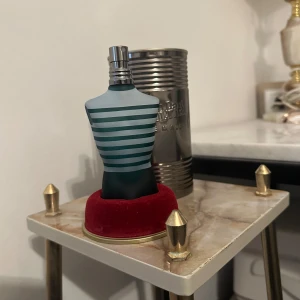 Jean Paul Gaultier Le Male parfym - Säljer min Jean Paul Gaultier 75ml nypris 1000kr mitt pris 750kr, för mer fråga skriv gärna! 